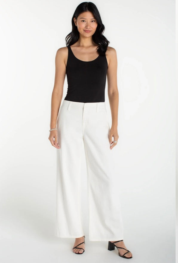 LM7B01WA1 The Weekender in White - Urban Shoetique