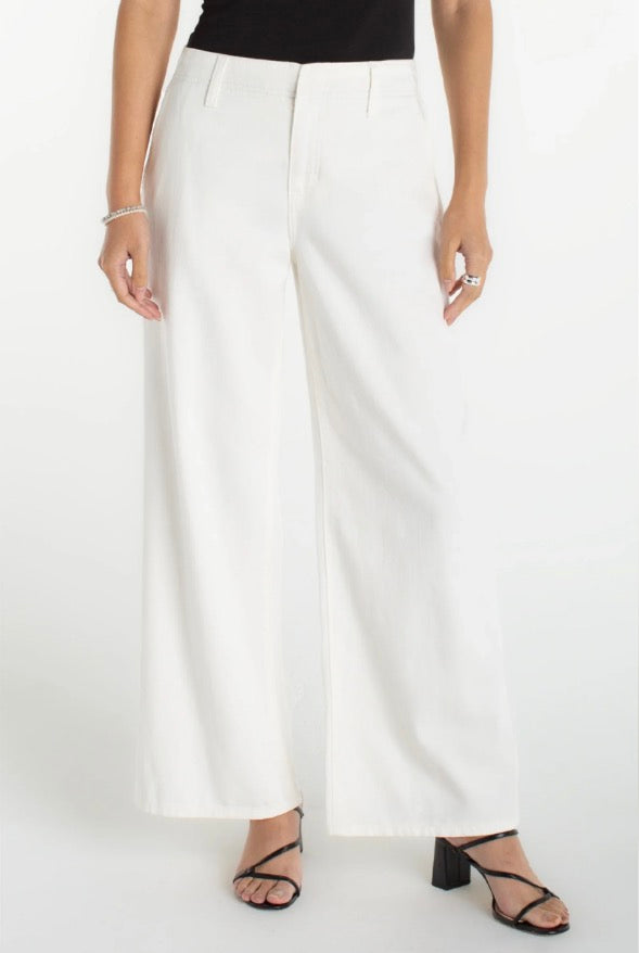 LM7B01WA1 The Weekender in White - Urban Shoetique