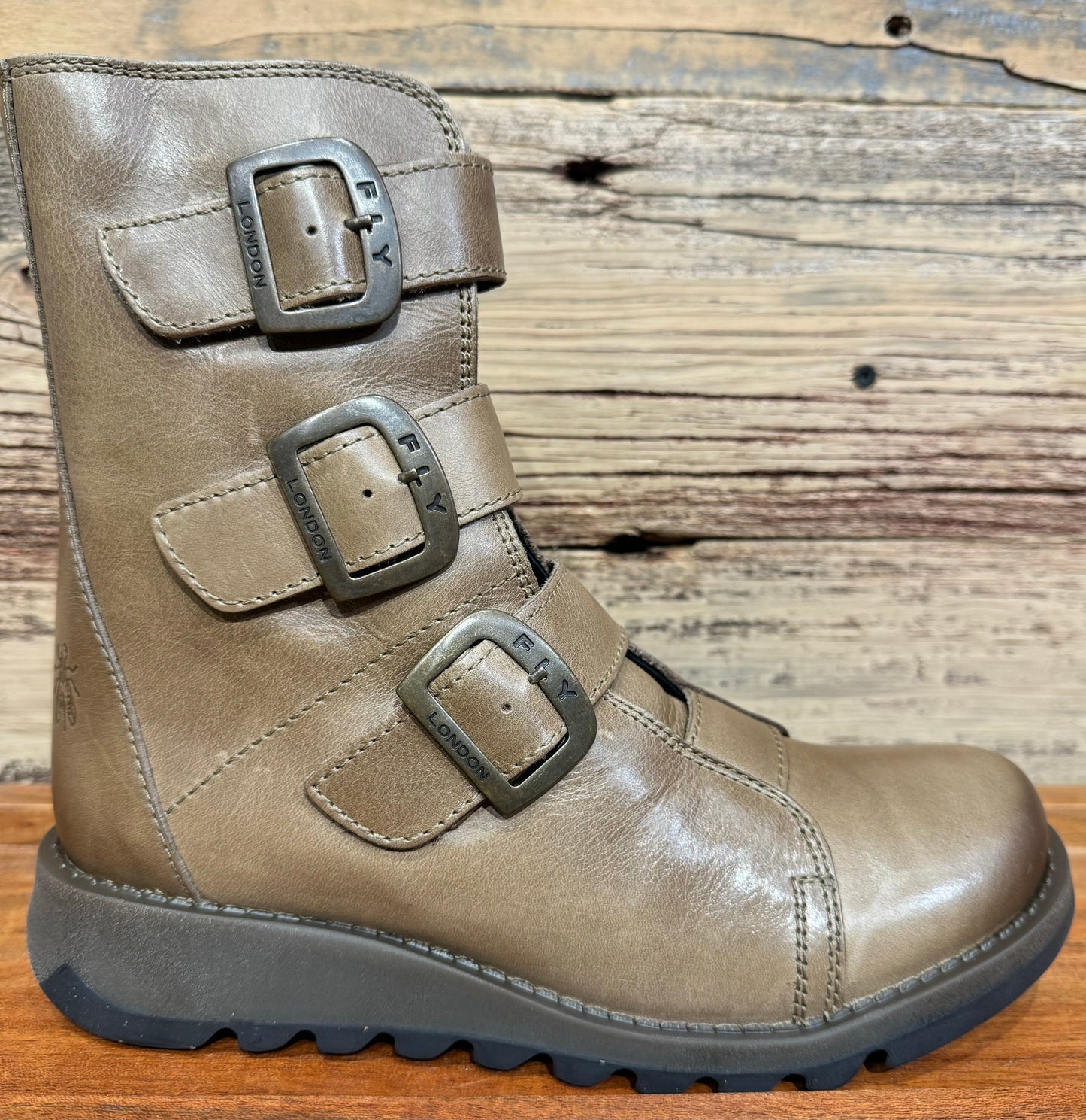 Scop Boot Taupe Rug - Urban Shoetique