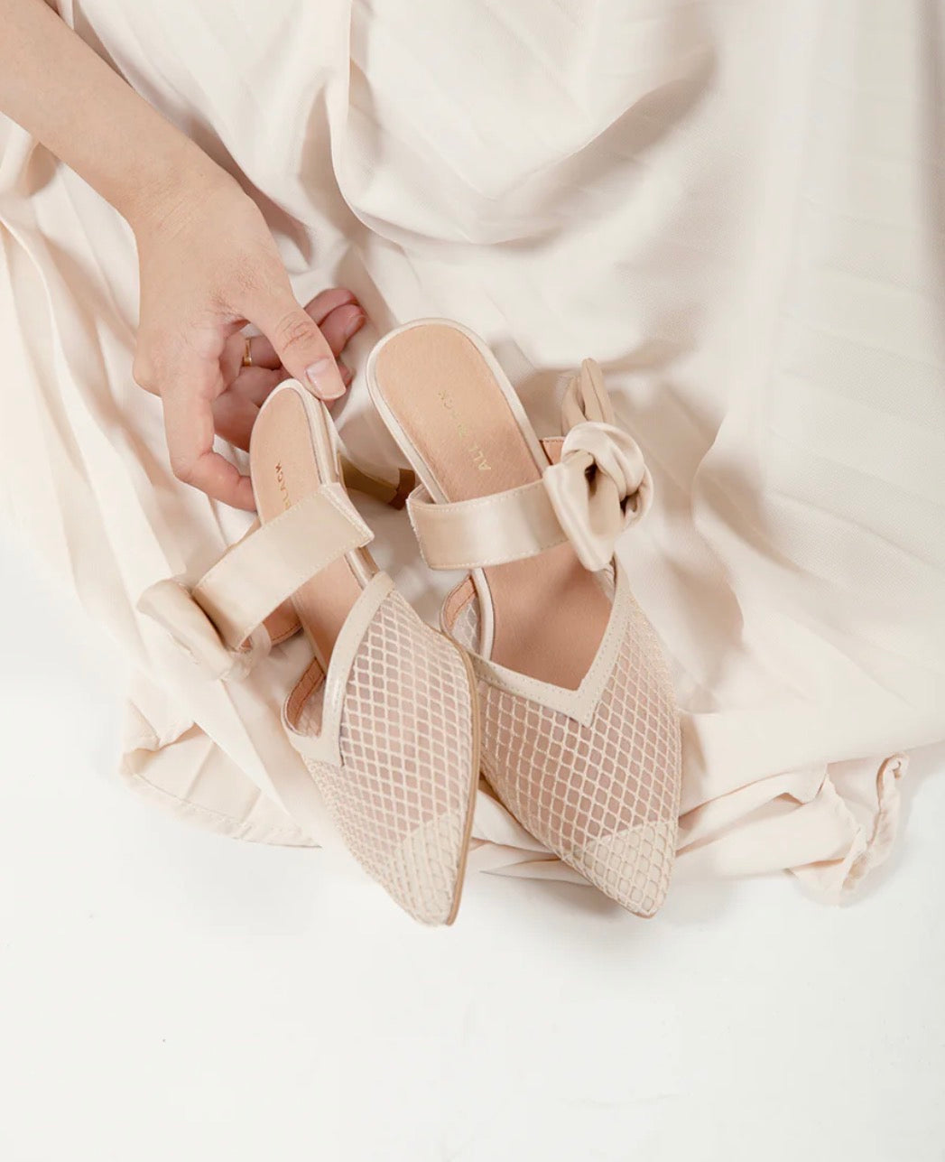Side Bow Mule Beige