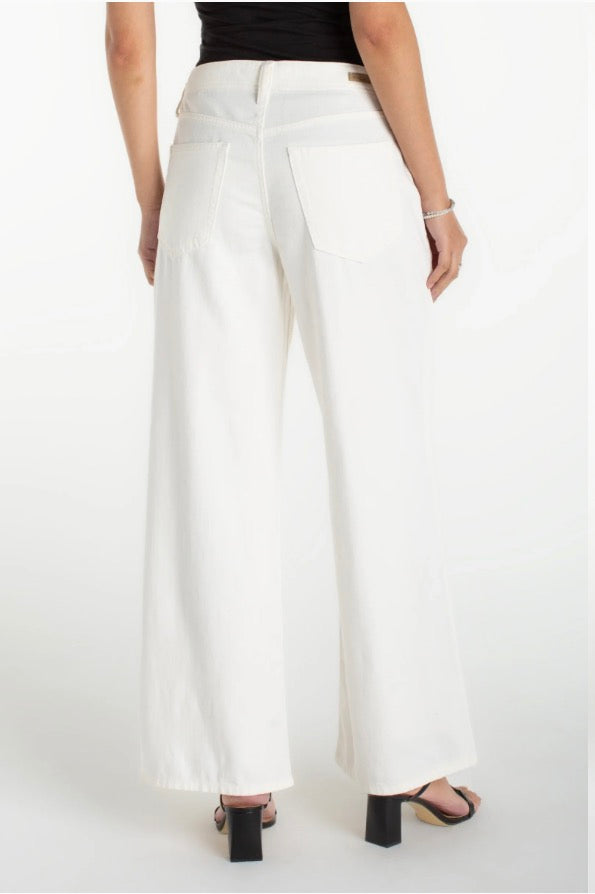 LM7B01WA1 The Weekender in White - Urban Shoetique