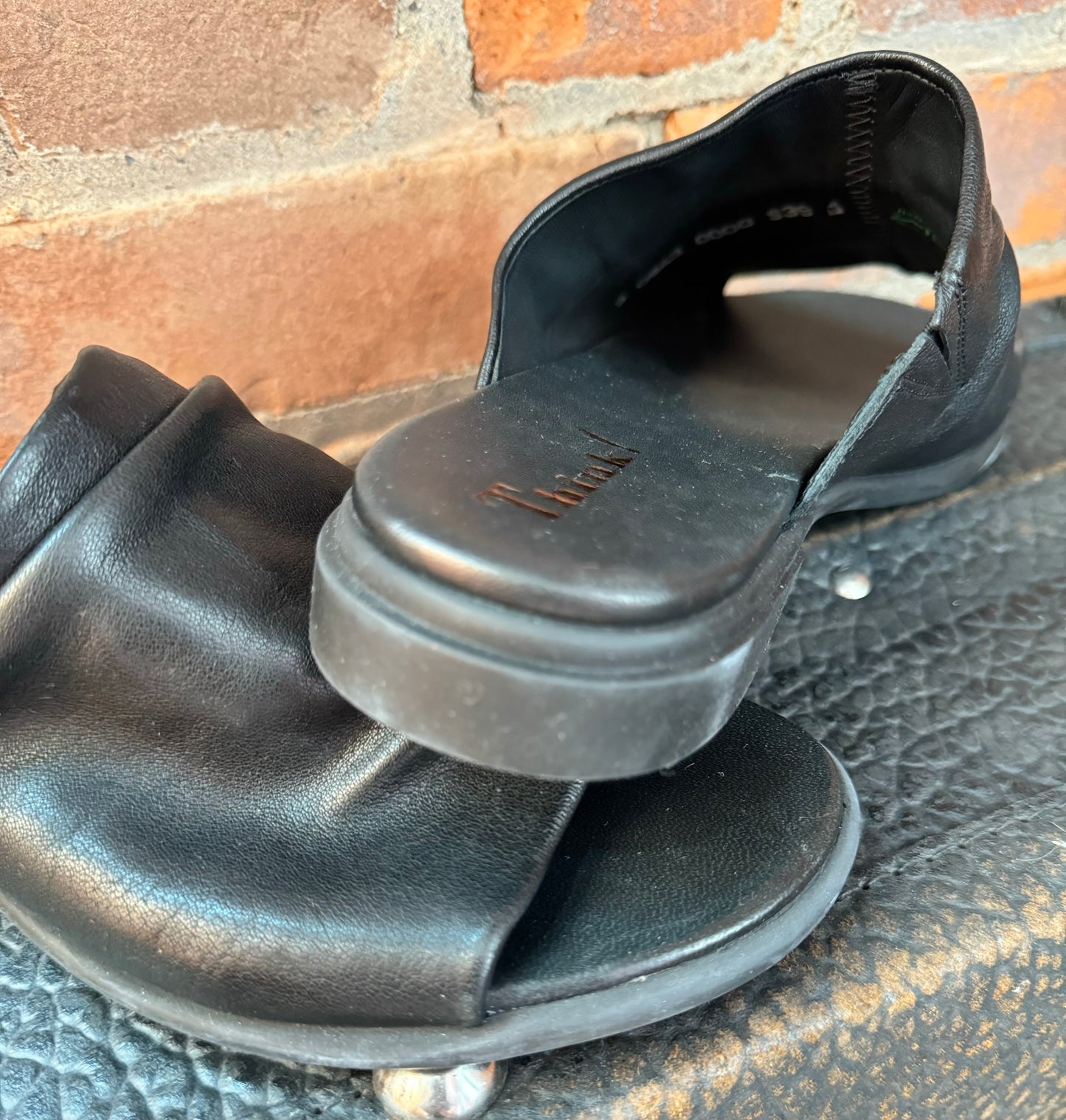 943 Kamaa Band Slide Black - Urban Shoetique