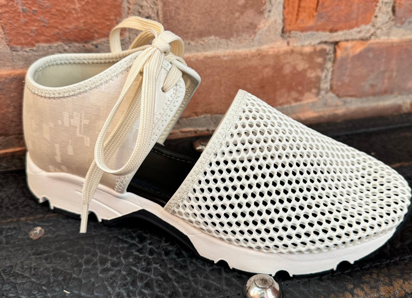 Amazing Mesh Graphic Sneaker Ivory - Urban Shoetique