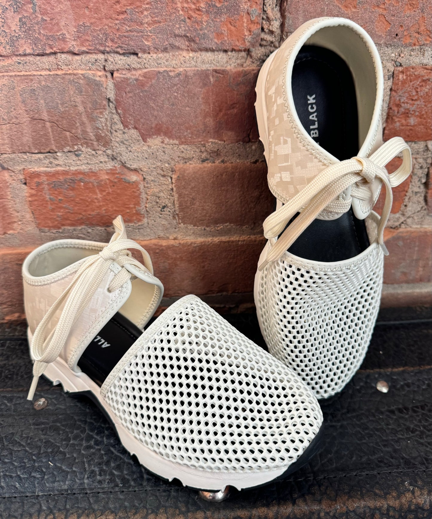 Amazing Mesh Graphic Sneaker Ivory - Urban Shoetique