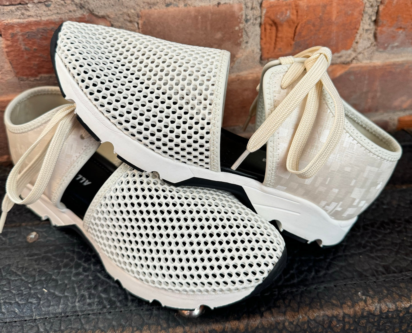 Amazing Mesh Graphic Sneaker Ivory - Urban Shoetique