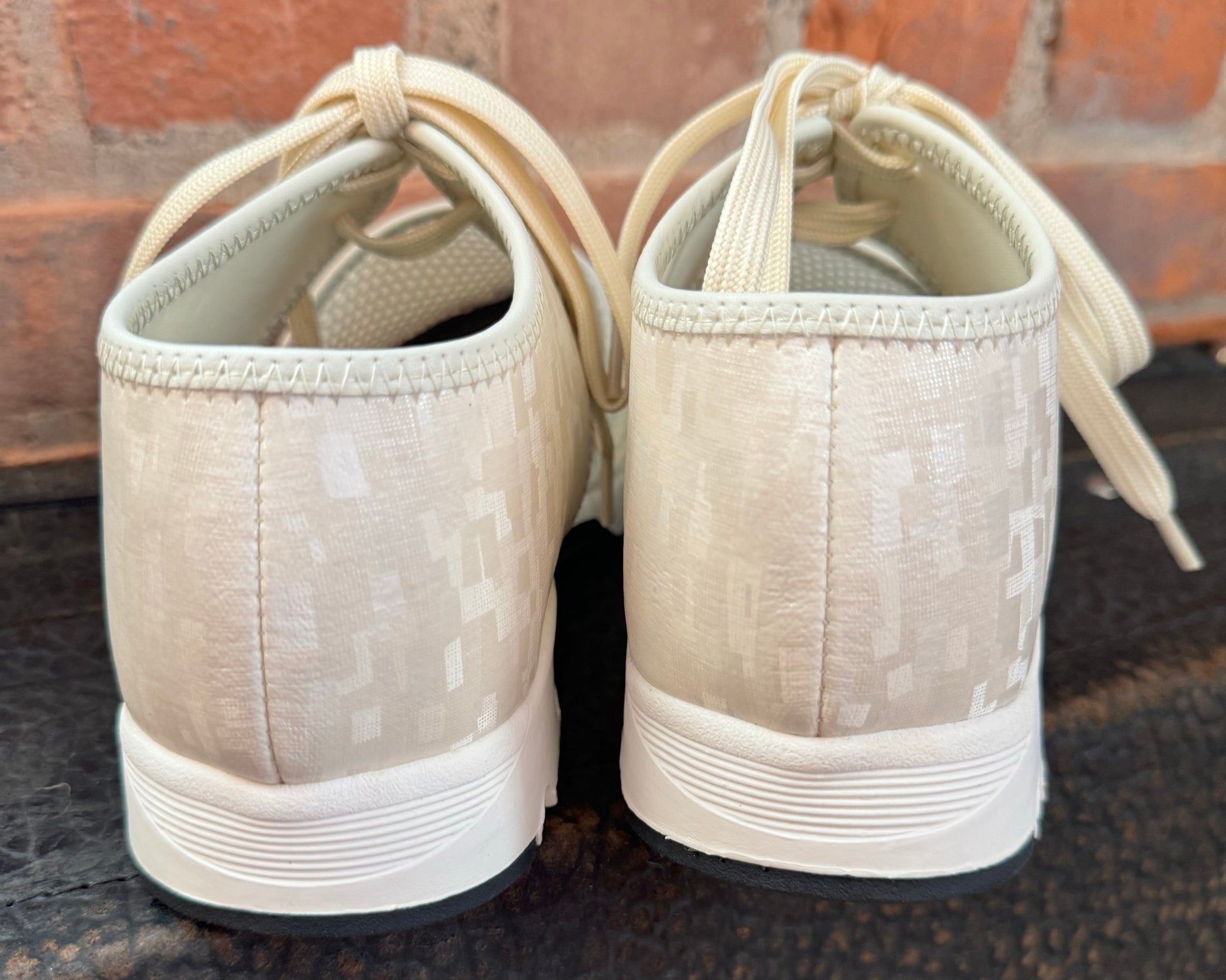 Amazing Mesh Graphic Sneaker Ivory - Urban Shoetique